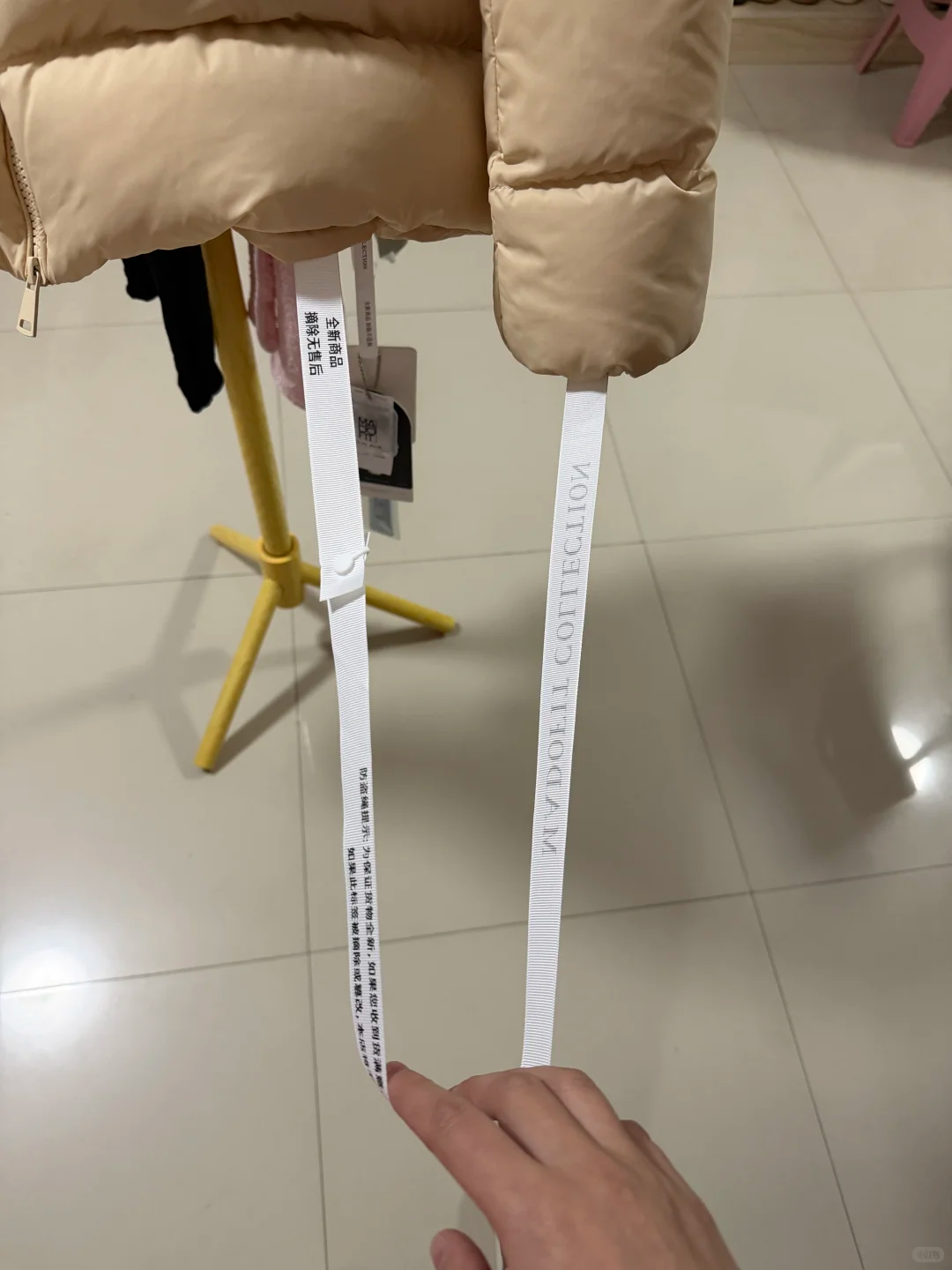 kaiyun-商家防“蹭穿”与恶意退货出新招：继“比脸还大的吊牌”后又推超半米“防盗绳”